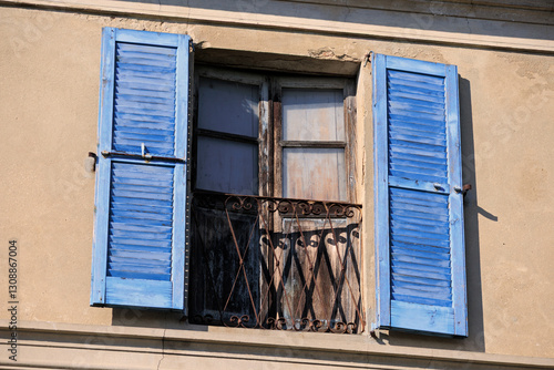 Obraz na płótnie Window feature shutters color antique blue sky w salonie