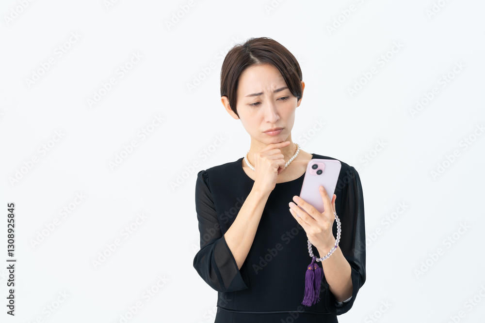 喪服姿のミドルの女性