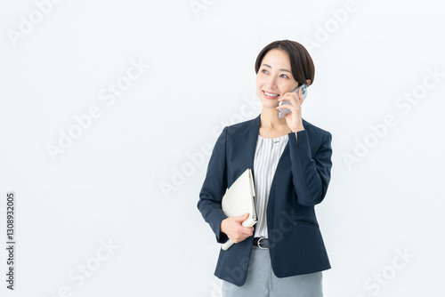 電話するビジネスウーマン
