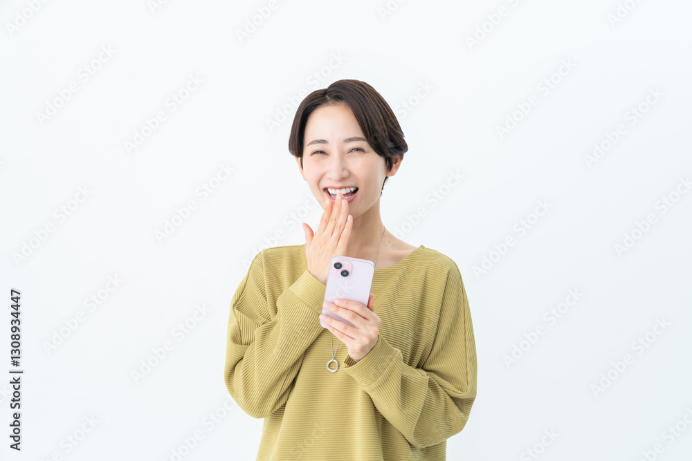 スマホを使うミドルの女性 スマホを使うミドルの女性