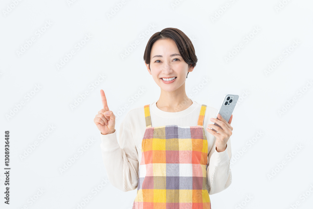 スマホを使うミドルの主婦