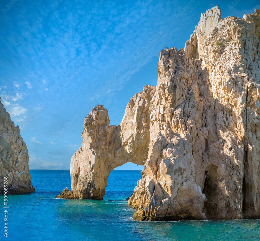 Fototapeta premium The iconic arch of Cabo San Lucas, Baja California, Mexico