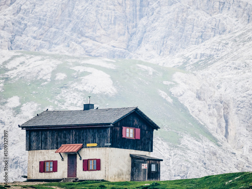 Refugio de montaña en lo alto de una montaña en un día nuboso y con niebla