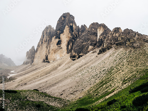Tres Cimas Lavaredo Tre Cime di Lavaredo nubes bruma Dolomitas paisaje icónico