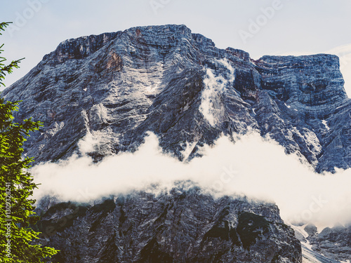 Montaña con nubes con un cielo despejado al atardecer o al amanecer