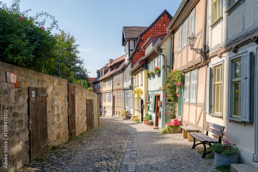 Obraz premium Quedlinburg, Germany – August 29, 2024: Streets of the Quedlinburg city district of the Schlossberg, part of UNESCO World Heritage and considered the town's nucleus. It dates back to the 10th century.