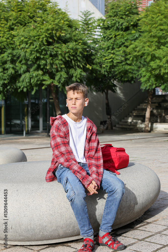 Obraz premium Teenager enjoying downtime on the city street, outdoors
