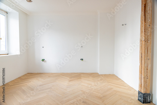 Projet en cours, rénovation d'un appartement. Vue de la chambre où les câbles électriques sont sortis du mûr.