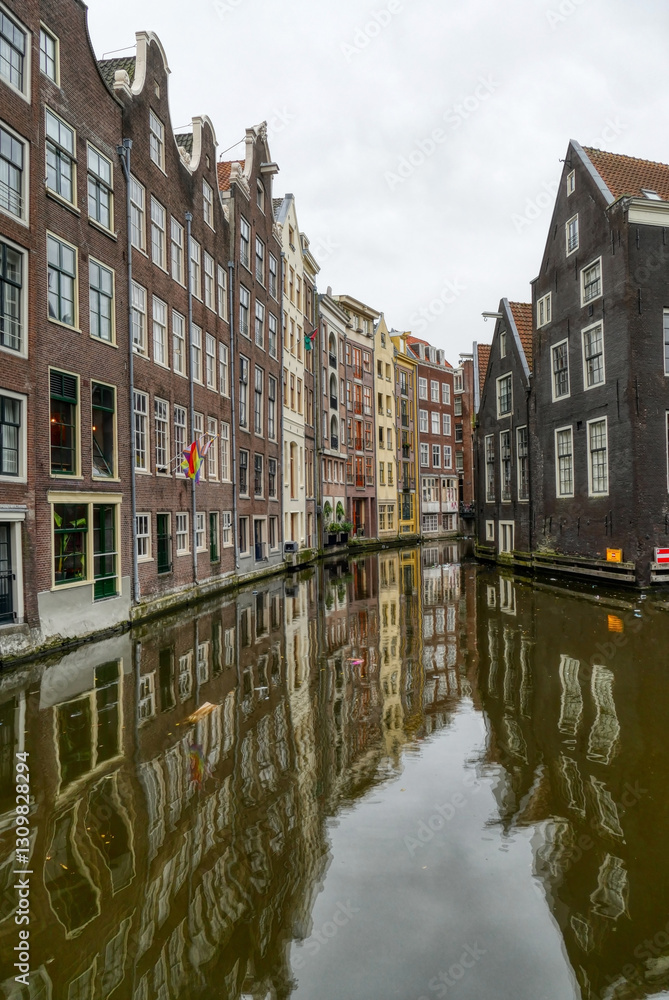 Naklejka premium Gracht und historische Häuser in der Altstadt von Amsterdam