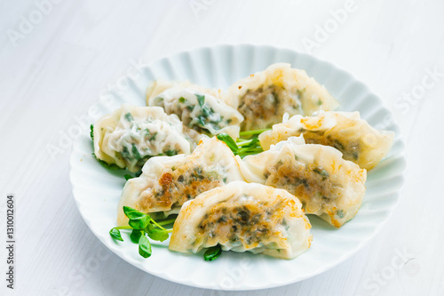 手作りの焼き餃子