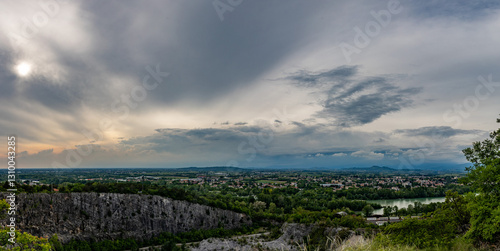 Obraz na płótnie ampia composizione panoramica con vista sul territorio in pianura nell'area nord-est della regione Friuli Venezia Giulia, al tramonto, all'arrivo di un temporale estivo w salonie