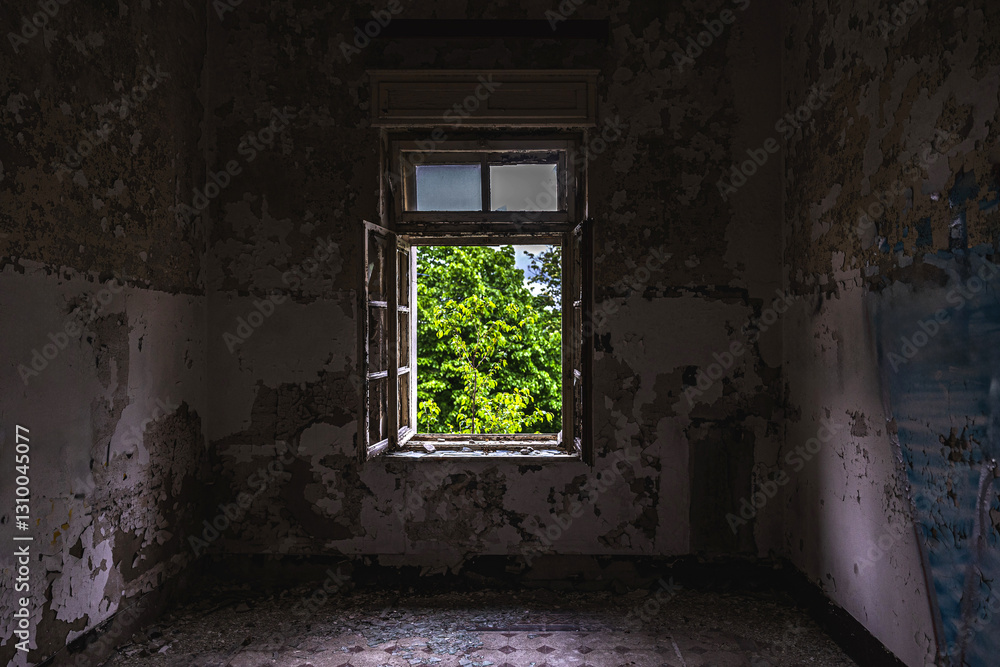 panoramica sugli interni bui di una stanza all'interno di un vecchio edificio abbandonato, con una finestra aperta