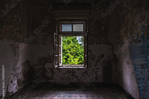 Obraz na płótnie panoramica sugli interni bui di una stanza all'interno di un vecchio edificio abbandonato, con una finestra aperta w salonie