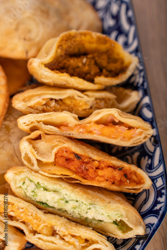 Primer plano de Empanadas o Pastelistos de diferentes ingredientes, queso, pollo, maiz, res, cerdo.
