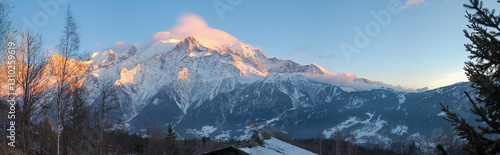 Schilderij op canvas L'Aiguille du Gouter et la chaîne du Mont Blanc depuis Les Houches, Haute-Savoie