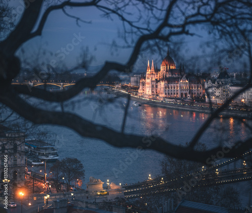 Obraz na płótnie Famous Chain Bridge and the Hungarian Parliament in dusk w salonie