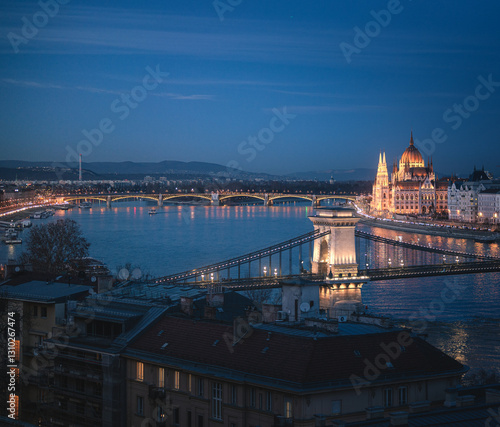 Obraz na płótnie Famous Chain Bridge and the Hungarian Parliament in dusk w salonie