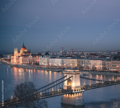 Obraz na płótnie Famous Chain Bridge and the Hungarian Parliament in dusk w salonie