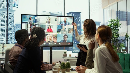 Foto Briefing meeting between employees and advisory board via videocall network, evaluating monthly reports to increase budget for business development