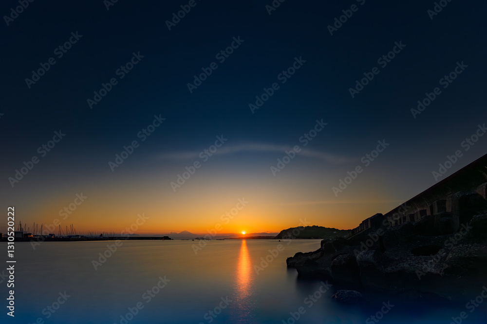 Fototapeta premium 葉山町の小浜海岸の美しい夕焼けと富士山 湘南エリア 