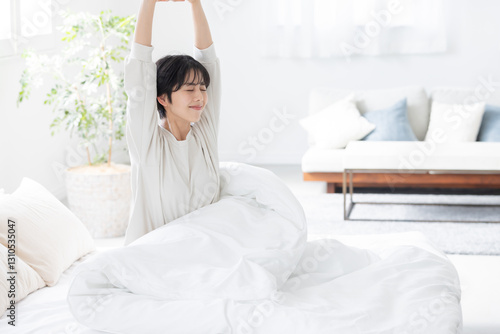 朝の目覚め　女性　30代
