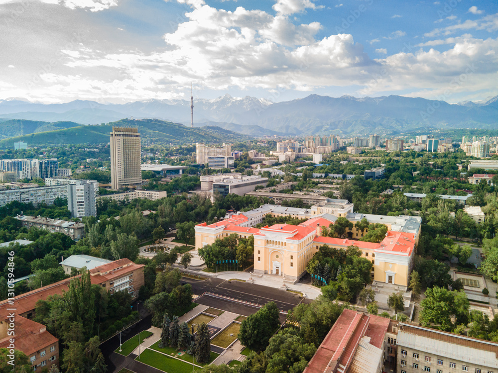 Obraz premium Aerial view of the historical center of Almaty with a focus on the Kazakh Academy of Sciences. Spring morning, with mountains and the city's main landmarks visible in the background.