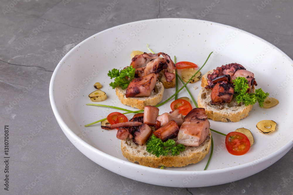 Tapas de pulpo con ajo y jitomate Tapas de pulpo con ajo y jitomate