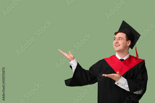Male graduating student poi...