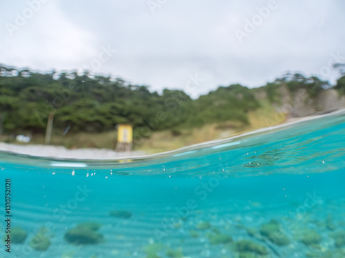 式根島の中の浦海水浴場の白砂の美しい海の半水面撮影。

東京都伊豆諸島式根島-2024
