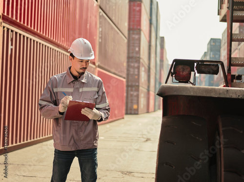 Obraz na płótnie Engineers walking and checking condition Forklift container . w salonie