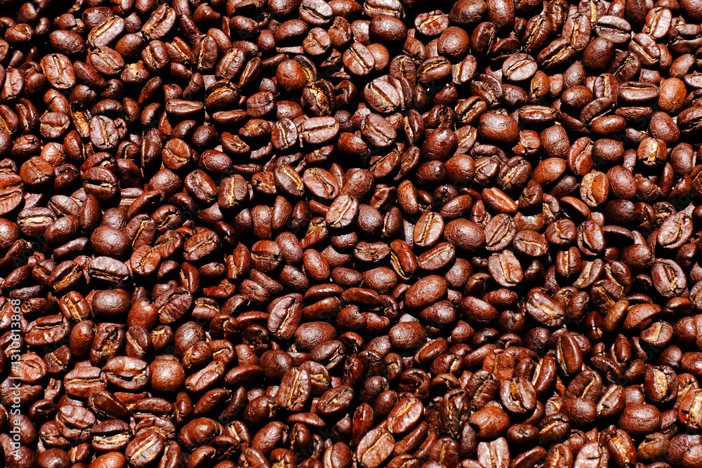 Naklejka premium roasted coffee beans background, brown coffee beans.