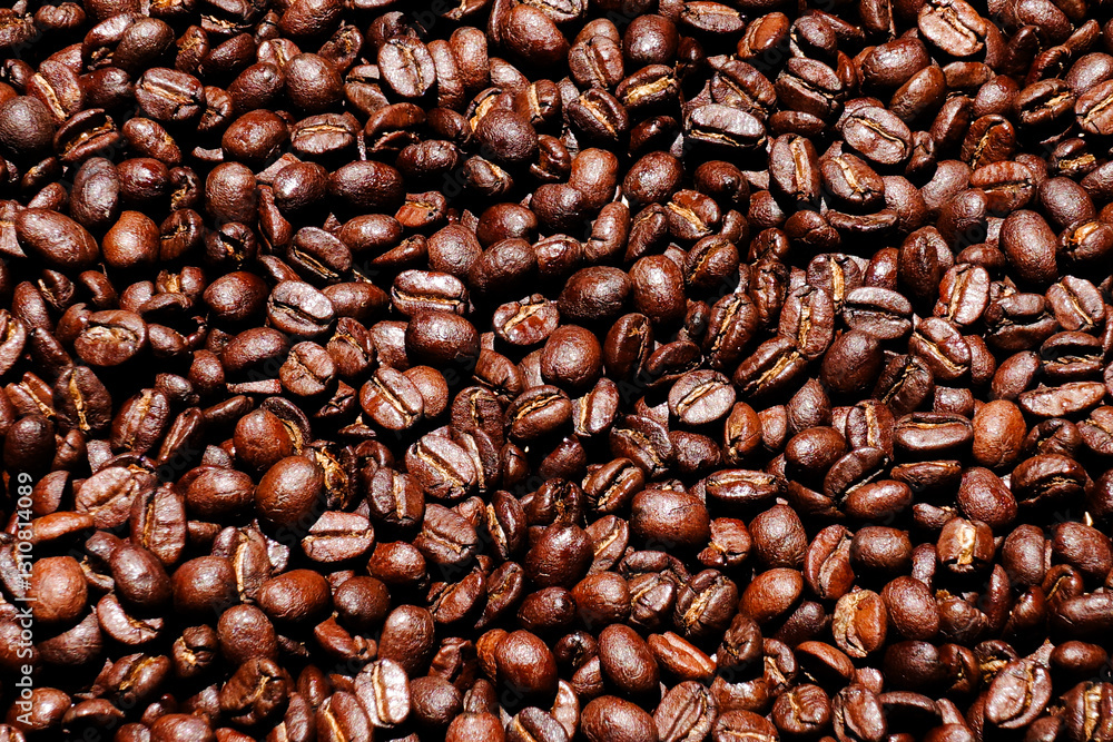Fototapeta premium roasted coffee beans background, brown coffee beans.