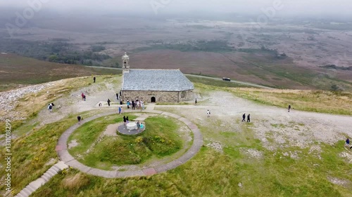 Vue aérienne des Monts d'Arrée, Chapelle de Mont Saint Michel de Brasparts, Finistère, Bretagne, France