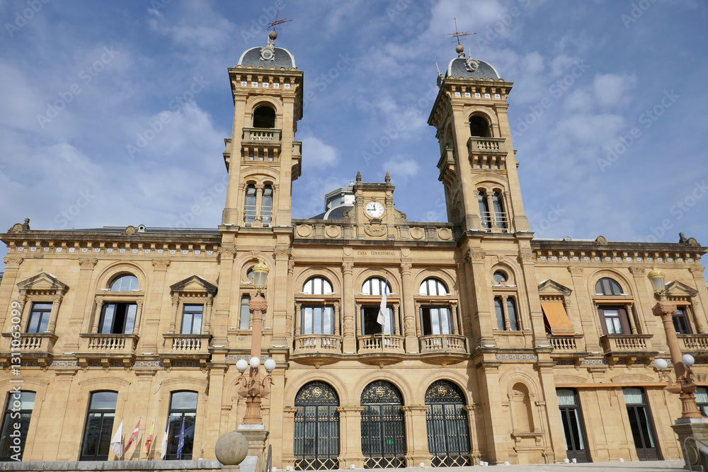 Naklejka premium Rathaus von Donostia San Sebastián in Spanien