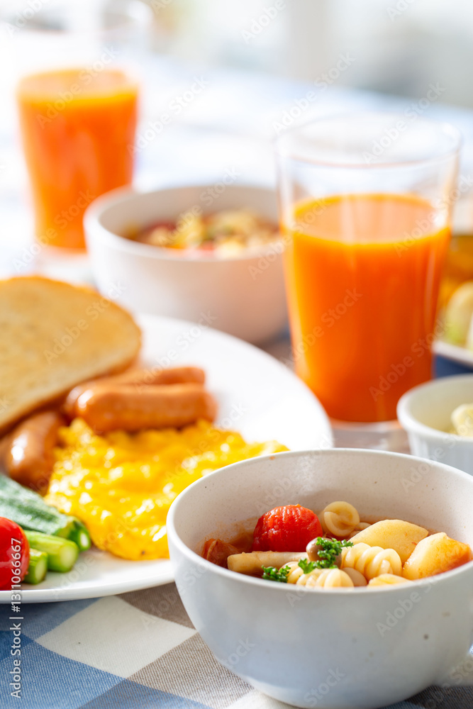 健康的な朝食、温野菜、野菜ジュース、洋食、ブランチ 健康的な朝食、温野菜、野菜ジュース、洋食、ブランチ