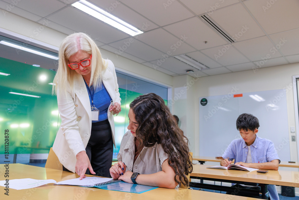 Obraz premium 勉強する若い大学生のキャンパスライフイメージ