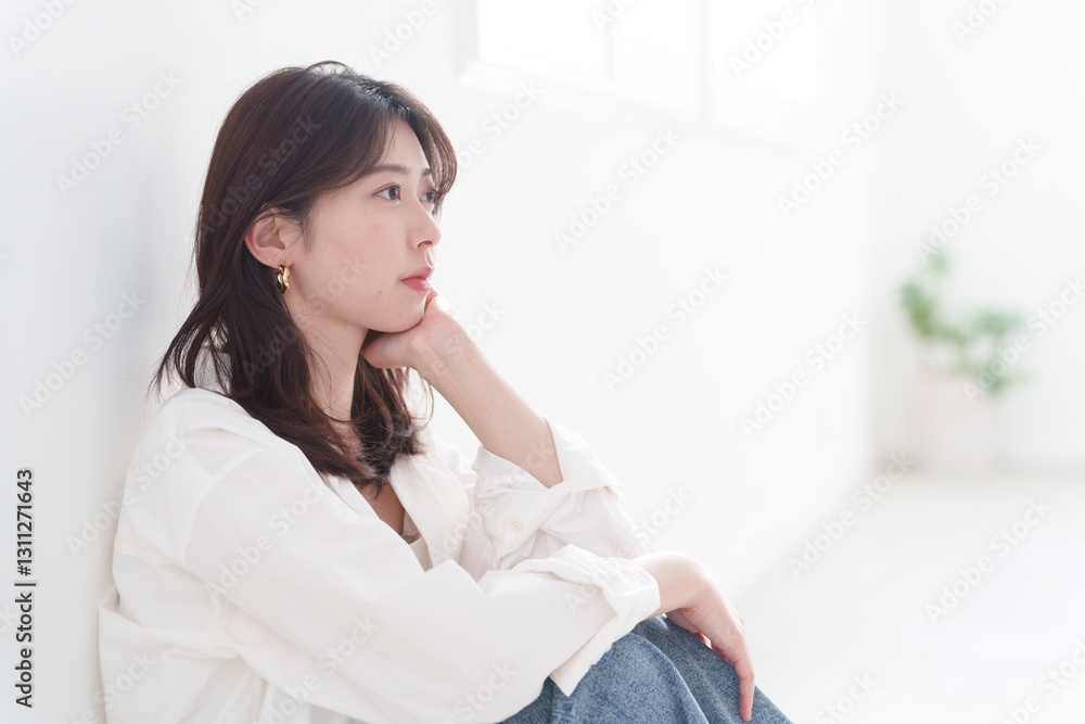 悩む若い女性 悩む若い女性