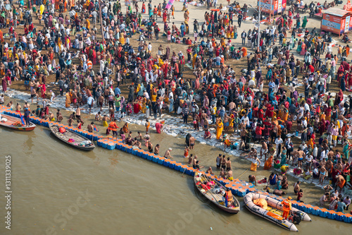 Fotografie Prayagraj,India-28 pJanuary 2025 Top angle view of the crowd gathered at Sangam