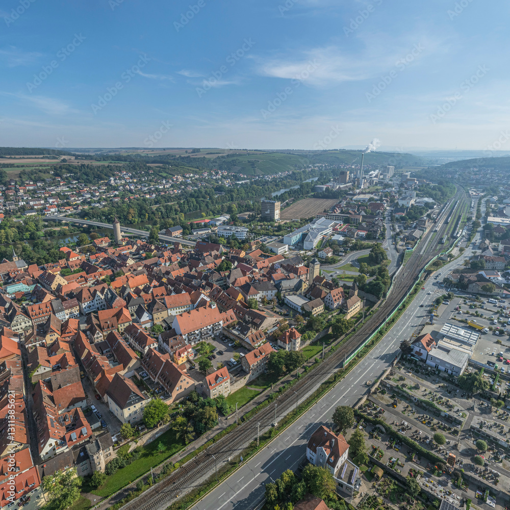 Fototapeta premium Sonniger Tag im Spätsommer über Ochsenfurt im Maindreieck in Unterfranken
