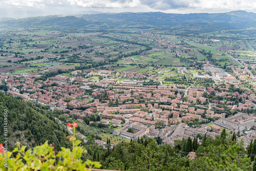 Obraz premium A large field with a few houses in the distance in Gubbio Viewpoint Italy Umbria