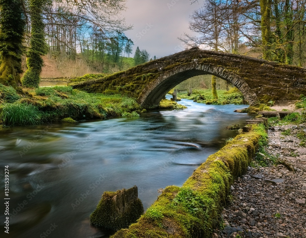 Un tranquilo canal está conectado por un antiguo puente de piedra cubierto de musgo, hiperealista, 4k Un tranquilo canal está conectado por un antiguo puente de piedra cubierto de musgo, hiperealista, 4k