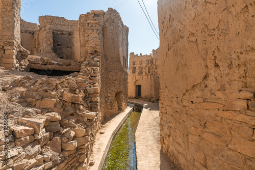 Verfallene Lehmhäuser und Falaj-Bewässerungssystem in Birkat Al Mouz, Oman