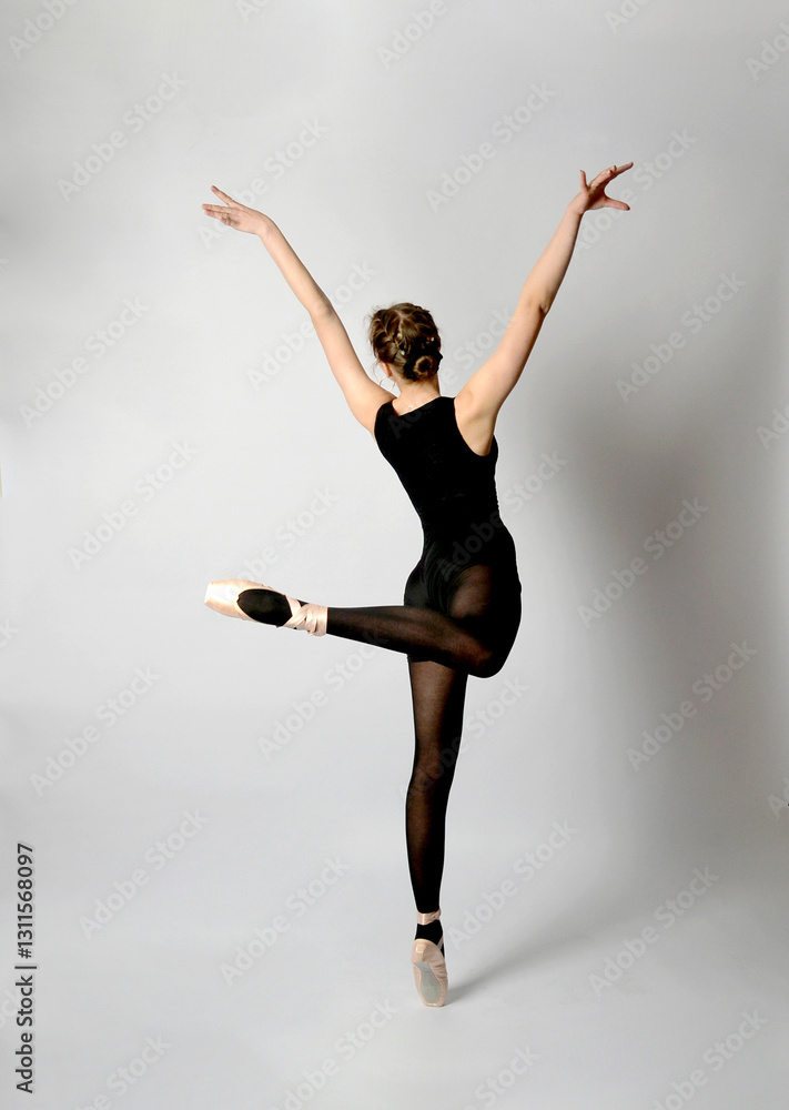 Fototapeta premium ballerina, jung, erfolgreich, dynamik, tanzen, body, strumpfhose, nylons, ballerina, balett, dancing, sport, sportlich, training, studio, freigestellt, frau, frau, tänzer, tanzen, springen, fitnes, ba