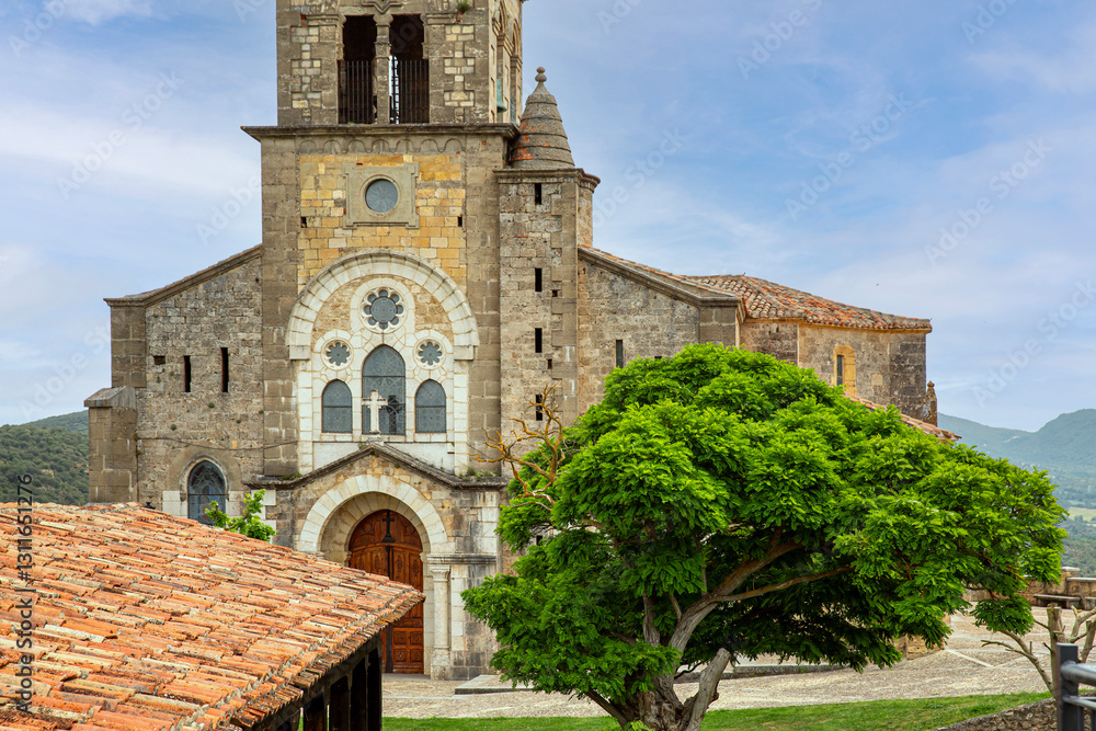 Fototapeta premium Iglesia antigua en el pueblo de Frías, Burgos