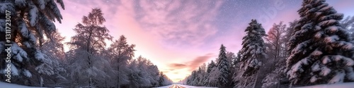 Winterstraße unter der Milchstraße mit Sonnenaufgang