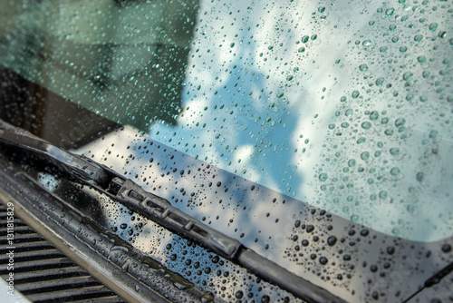雨に濡れた車のフロントガラスとワイパー