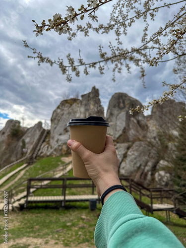 Obraz na płótnie Coffee in Nature: A Scenic Mountain View w salonie