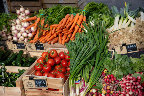 Marché de produits frais. Tomates, poireaux, carottes, salade.