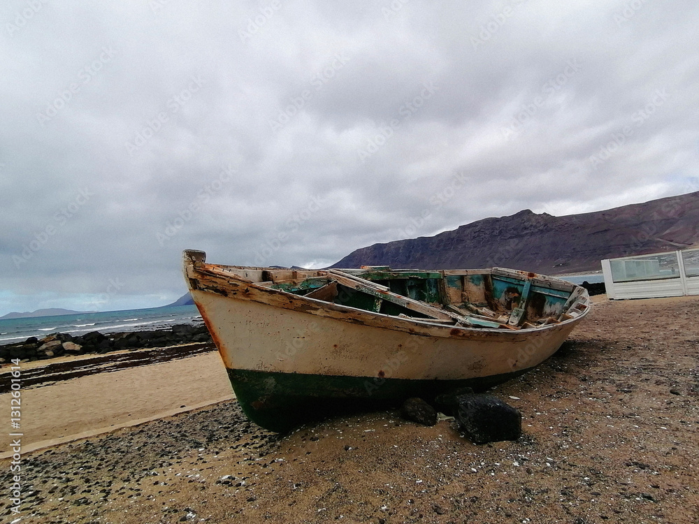 Einsames altes Boot am Strand in Famara auf der kanarischen Insel Lanzarote