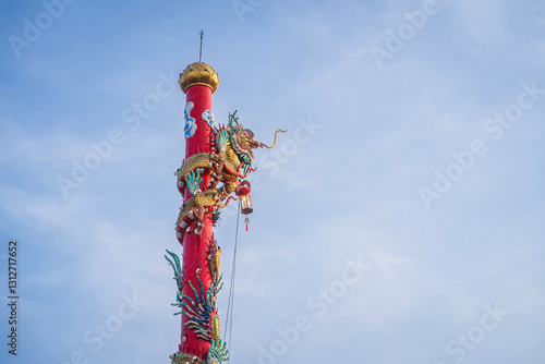 Obraz na płótnie Beautiful Elegant double golden dragon statue on the roof of on a temple for Chinese New Year Festival at Chinese shrine with blue sky. w salonie